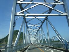 あっという間に天草五橋。
一号橋を渡ります。ここは五橋の中で唯一、歩道のある橋なんだとか。