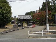 相鉄を渡り、並走する１６号の向かいに立派な神社があった。