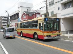 神奈中バスに乗って１６号を進み、鶴ヶ峰の白根不動をめざす。
行先は「白糸の滝」