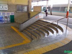 新宮駅
287系のくろしおが停まっていました。すり鉢状の階段が素敵です。