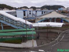 紀伊勝浦駅
新宮から先は電化されています。駅前にある宿の窓から撮影。