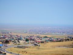 フェデレーションロードを抜けると最初の山岳部を抜ける。
この峠からはマハチカラ市内を一望できる。
峠の約240mの場所には展望台があり、グーグルマップには「 Смотровая Площадка На Махачкалу」とある。ここで夜景を見るのも良いかもしれない。。