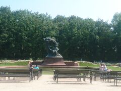 ワジェンキ公園

ポロネーズ第3番イ長調作品40-1『軍隊ポロネーズ』

この公園のどこかにベンチがあるんよね。
全部見つけると張り切ってたのに・・・
最後にこの一つを見つけるだけやったのに・・・
信じられん失敗をしてしもた！

公園に着いてショパンの像ときれいな公園を見て興奮してしまったのか、ベンチのことは帰りの飛行機に乗るまで全く思い出しませんでした。
これってまた見に来いってことやわ。