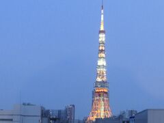 4:00 目が覚めて窓の外を見てみると、東京タワーのイルミネーションは点いていました。オールナイトで点けっぱなしなのでしょうね。
