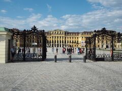 このシンメトリーの美しい宮殿はハプスブルク家の歴代君主が離宮として使用し、現在は世界遺産に登録されています。
1638年に設立された380年前からこんなに素敵なお城があったなんて、正にベル薔薇の世界。