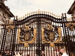 バッキンガム宮殿の門。
かっこいいですね。