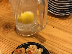 ２軒目は流川の「十升」さん。リーズナブルに広島の料理が食べられる。酒どころ広島なので吟醸レモントニックを注文。