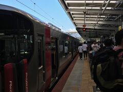 広島駅から宮島口まで電車で30分。外国人観光客とともに移動します。