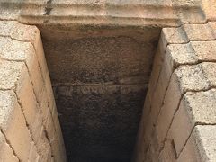 巨大な石造りの墓

「アトレウスの宝庫」
