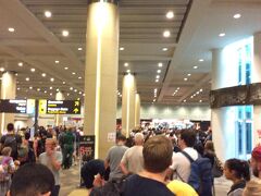 ＤＰＳ空港に到着です。

例によって長蛇の列です。
どのように並んでいるのかというと

｜□　　□　　□　  ｜□　　□　　□　｜
｜　　　　　　　　｜　　　　　　　　｜
｜＊＊＊＊＊＊＊　｜＊＊＊＊＊＊＊　｜
｜－－－－－－＊　｜－－－－－－＊　｜
｜＊＊＊＊＊＊＊　｜＊＊＊＊＊＊＊　｜
｜＊－－－－－－－｜＊－－－－－－－｜
｜＊＊＊＊＊＊＊　｜＊＊＊＊＊＊＊　｜
　　　　　　＊　　　　　　　＊
　　　　　＊　　　　　　　＊
　　　　＊　　　　　　　＊
　　　　＊　　　　　　　＊
　　　　＊　　　　　　　＊
　　　　＊　　　　　　　＊
　　　　＊　　　　　　　＊
　　

こんなイメージで並んでます。


＜検証⑦　デンパサール空港　～入国審査～＞


並んでいて、わかった事があります。

ロープで囲まれたエリアまで来ると、インドネシアの入国審査官が見えてきます。

日本人だけが気になるのか、ある入国審査官は作業が早く、ある入国審査官は作業が遅い・・・というのが目についてしまう。

しかも、どこからか別の係の人が来て、入国審査官の作業している脇で何やら楽しそうな話をしている・・・入国者が次々終わっても話している。

ロープで囲まれた入国審査待ちの人々をグループに例えると、各グループごとに入国審査官の数が違ったり、作業の速さが違ったり、でグループ内の入国審査処理数がちがってくるんですよ～

最初に並ぶとき、少しでも並んでいる人が少ない列に並んだとしても、また、途中まで処理スピードが速くても、入国審査官次第で急に処理スピードが遅くなったりするんですよ～。

我が家の並んだグループは、気づいた時は3人の入国審査官がいたのに、並んでいる最中に2人ぐらいどっかいっちゃって1人になって、処理スピードが遅くなり隣のグループの処理が速いのを、羨ましく眺めてました。　orz

代わりの審査官は、まだですか~？

入国には、一時間かかりました。



＜検証結果＞

どこに並んでも、結果「運」です。
ここから、バリ島の洗礼です。


＜待ちたくないっ！！　そんな方に朗報です＞


この入国時間を節約する裏道があるようです。

空港入国/出国VIPサービス　　　大人1人　約50万ルピア！！！

なるものがあるようです。
「空港入国/出国VIPサービス」で検索してみてください。


結局、金です。　はい、金次第です。


内容は、
日本を出る前から予約しておいて、DPS到着の便の到着口前や入国審査場の入り口付近で名前を書いたボードを持った係の人が待っているようです。
係の人の案内で、


客室乗務員が通る特別なラインに並べる、という裏道です。

10分、いや5分　だそうです。


客は、入国後ラウンジで待機していると　ターンテーブルの荷物も持ってきてくれ
るそうです。

バリ島内の高級ホテルに宿泊した場合に、空港送迎を依頼しておくと、このサービスが付いているという人のブログを見たことがあります。




1時間も待った、おかげ？で、機内預けの手荷物がでてくるのを待つ必要がありませんで、すでにターンテーブルが回ってました。

ターンテーブルで荷物を受け取り、スーツケースに名札や色のついた紐がついてないことを確認して、（ついていると税関でスーツケース開けろって言われるらしい）、無事税関を通過。

いつものDFSに出るのかと思いきや、外貨両替ができる銀行が２軒ならんで
いるところに出ました。
レートも気になったけど、ラッキーと両替しました。

1円　＝　125Rp　　（その日街中レートは　1円＝127~128Rpでした）





　
