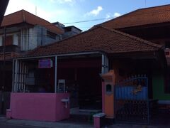 デンパサール空港からクタ方面に

ラヤ・トゥバン通り、ラヤ・クタ通り


をずっと真っ直ぐ進んで、


ラヤ・パンタイクタ通り


の2本ぐらい手前


ジャラン・クブ・アニャール通り


を入って100ｍぐらいの右側に「ワルン　ピンク」があります。
30ｍ手前からピンク色のお店で目立ってます。


バリ島好きが集まる某サイトで「ピンクワルン」と呼ばれ、その情報をもとに日本人が訪れ美味しいと評判になっているお店です。


