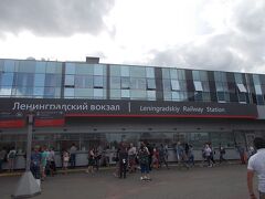 レニングラード駅に着きました・・・

出発まであと20分でサーフかと思いきや
駅は広く複数あって、あちこちサプサン乗り場を
聞きながら更に走り回ります・・・