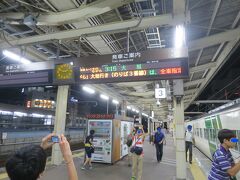 地獄耳なので浜松駅に到着たところで周りの音に反応して起きました。だいたい30分停車するのでホームに降りました。