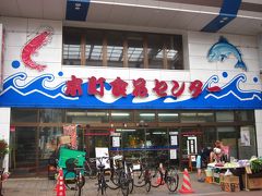 左手に昔ながらの市場「本町食品センター」。

入ってみると昔ながらの市場～、
肉屋に鮮魚に惣菜とありますが、買って食べれるように椅子とテーブルが用意されているのは面白いですね！。