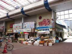 並びに「魚屋の総菜屋さんカトウ食材」、ぶらっと見るとなるほど魚を使った色々な惣菜が綺麗に並べられて旨そう！。

その角がまた魚屋の「いきいき堀川鮮魚」、魚丸ごとから切り身パックや御刺身パックまで揃って、どれも旨そう！、新潟は海の食材が豊富です。