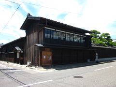 「観光循環バス」の本町バス停から乗って「北前船の時代館前」で下車しました。

ここは旧長岡藩の新潟町・湊町として歴史あるところです。
この商家は「旧小澤家」の屋敷～、米を扱い廻船を運行する湊に関する会社を興して繁栄した豪商のひとつです。