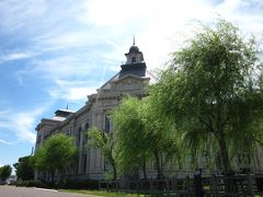 汗が吹き出るほど猛暑…、木陰で休憩します。

「新潟歴史博物館みなとぴあ」に来ましたが休館…、残念です。

旧市庁舎と有りますが洋館でお洒落ですね～、流石、港町の光景です。