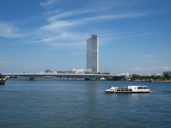 ここからも万代へ行くバスが見当たらないので歩くことにしました。

暑くて暑くてバテバテですね？…、
やっと信濃川の架かる「萬代橋」の上に来ました。
ここから全長３６７ｋｍの日本一の川の旅が始るのですね。