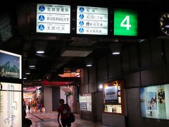 バスセンター内なので冷房が無いのは辛いね！～。

４番乗り場から「Ｅ２２新潟空港」行きの路線バスで向います。
１時間に１便しか有りませんので利用の方は前以って注意を？。