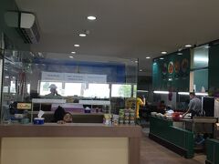 ［フードコート］昼少し前か、まだ空いてます