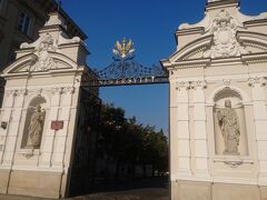 16:48　ワルシャワ大学の門