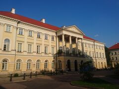 カジミェジョフスキ宮殿
１７世紀にポーランド王ヤン２世カジミェシュの夏の別荘として建てられました。
その後ショパンが通ったワルシャワ高等学校として、現在は大学になっています。
ショパンは１３歳で初めて学校に通ったそうです。それまでは家で勉強していたらしい。