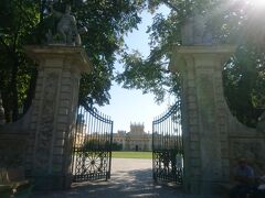 宮殿の門が見えてきた。