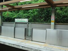 安中榛名。

新幹線の秘境駅なんて言われている駅です。
ちょっと降りてみたい気もします。

対向式２面２線のレイアウトでホームドアも設置されています。