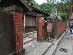 四連棟日式宿舎。日本統治時代に建てられた日本鉱業株式会社の日本人社員宿舎だったそうです。向かいの長ベンチに開館待ちの観光客がズラリと。