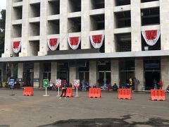 モスクへ。
大きすぎて写真におさまらない。