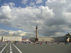 宮殿広場のすぐ前にバス停があります。ヒローイ！！
中心にそびえ立つのはアレクサンドルの円柱