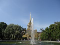 エルミタージュの後、文学カフェへ行ってみたけど入れず、この界隈の飲食店は満席が多く、ランチ難民となりました。そのまま観光を続けます。
旧海軍省が建つアレクサンドロフスキー公園