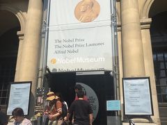 ノーベル博物館　(Nobel Museet)
ストールトルゲット広場にあるのですぐわかります。