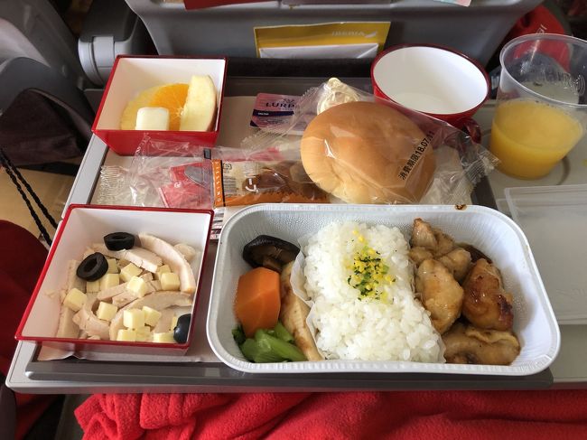 フライト約14時間<br />長いが、決して嫌いではない自分<br />座席配置は２ー４ー２<br />行きは乗客が意外に少なく、真ん中４人掛けをぶち抜いて寝ている人が何人もいた（羨ましい限りだ）<br />せっかくなので機内食の写真を<br />こちら離陸後