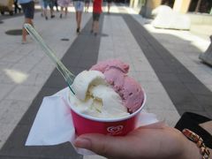 セルゲルガータン通りでアイスを食べる。