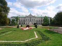 10:40　公園に入ってちょっと振り返ると、クラシンスキ宮殿が見えました。中は図書館になってるそうです。やっぱりヨーロッパの公園は整頓されててきれいやな。