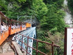 トロッコ列車は、後曳橋にかかりました。

〝沿線で最も急峻な谷に架かる橋で、高さ６０ｍです。″　

富山県ご出身で女優の室井 磁さんが沿線案内放送されています！