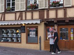 まずは、今宵の夕食。LE COMPTOIR DE GEORGES
プティット・ヴニーズの橋からテラス席の見えるレストランにしました。
精肉店を兼ねているようで、お肉が美味しそうなので、入ることに。
