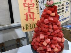 まぐろ館2Ｆの
赤富士丼18.000円

ＨＰ
http://kaisen-donbee.com/