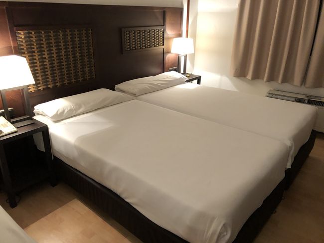 マドリッド以上に閑散としたサンティアゴ・デ・コンポステーラ空港へ、日付も変わろうかという時間に到着<br />深夜の街をホテルまでバスが疾走<br />今宵（といっても、寝るだけだが）の宿はコングレッソ<br />市内での位置関係は不明だが、ツアーなので部屋さえ快適なら問題ない<br />バスタブはなかったが、とりあえず睡魔が・・・眠