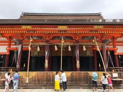 八坂神社本殿です．
珍しい祇園造の本殿は，横幅があるし，拝殿がすぐ近くにあるのでカメラに収まりきれません．ここも外国人観光客が多かったです．