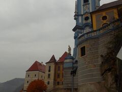 青い塔が印象的な聖堂参事会修道院教会