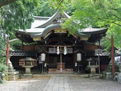 粟田神社の本殿です．
緑の木々に囲まれ，厳かな雰囲気の立派な建物です．