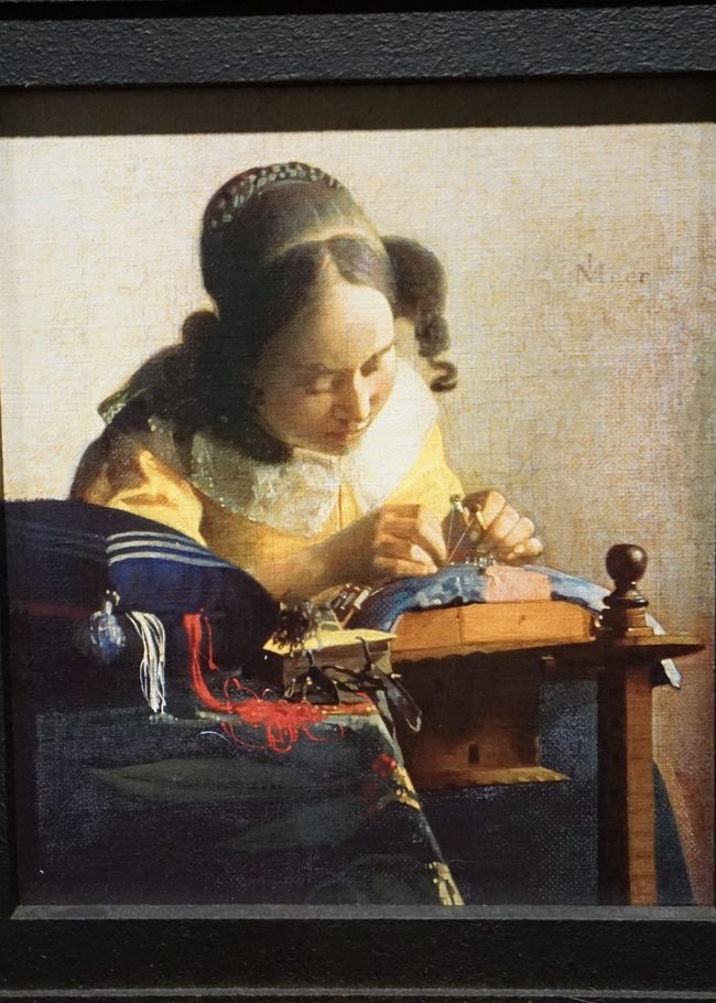 「レースを編む女（拡大）」<br />フェルメールの絵画としてはもっとも小さな作品ですが、さまざまな点においてフェルメールの作品中もっとも抽象的で、独特の作品であるといわれています。