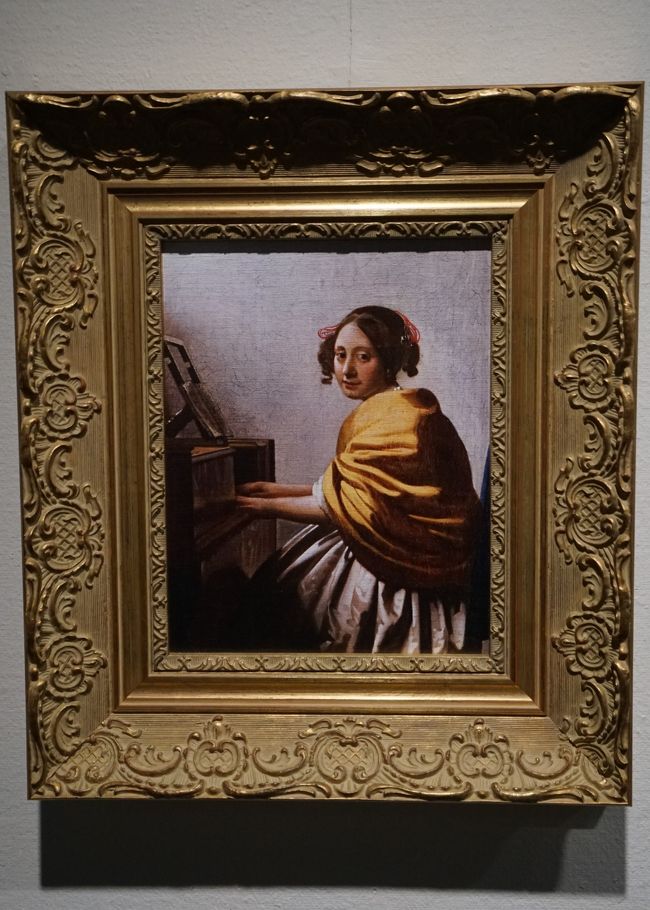 「ヴァージナルの前に座る若い女」1670年頃<br />個人蔵<br />長年模作または贋作と見なされていた。専門家による鑑定の結果、キャンバスと絵具が17世紀のものであることが明らかとなり、フェルメールの真作と見なされるようになったのは2004年のこと。<br />