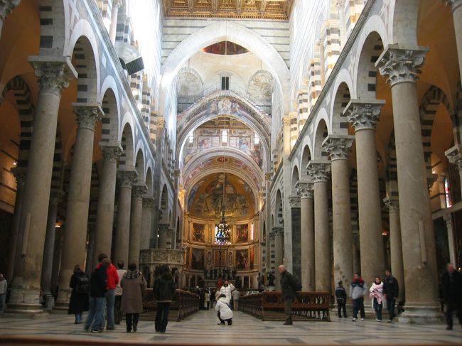 ピサのドゥオーモ内部です。
