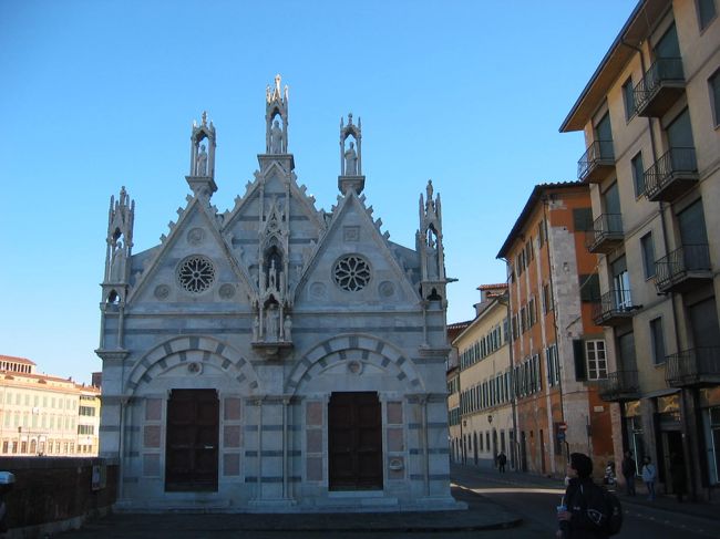 サンタ・マリア・デッラ・スピーナ教会（表側）。これもアルノ川沿いです。