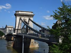 いつ見ても素敵なくさり橋を渡ってペスト地区に向かいます。
