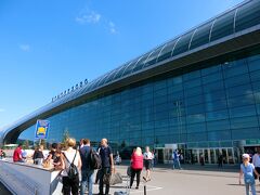 着いた！ドモジェドヴォ国際空港！
モスクワの国際空港は複数あるが、JALはこのドモジェドヴォに着く。

モスクワ市内まで結構距離があるので、いくつかの方法が考えられるが、大きなスーツケースを抱え、昨夜からのあれこれで疲れているので、タクシーで一気に行こうと考えていた。
傷めていた右腕が、昨夜の大急ぎ等で悪化していたのもあって。
確か、2,000ルーブルほどだと書いていた気がするので、3,600円ぐらい。

が、スーツケースを受け取って、出てすぐあったタクシーカウンターで尋ねたところ、なんと、7,000ルーブルと。
3倍以上？？
約12,000円ちょっとだって？
ええ？？
ネットで見つけた情報が古く、物価が上がっていることは十分に考えられる。
私が何か誤解していたのかもしれない。
それにしたって…

注：ロシアをよくご存じの方からのご指摘で、2,000ルーブルは相当安すぎるということがわかりました。
やはり情報に問題があったんですね。
そう考えると、7,000ルーブルは適正だったのでしょうか？
とりあえず、中途半端に調べてぼったくり呼ばわりするのはいけませんね。
というわけで、少し書き換え、これを書き足しました。