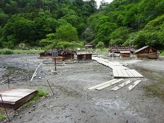 あたり一帯に硫黄のにおいが立ちこめている。
温泉はこうでなくちゃね。